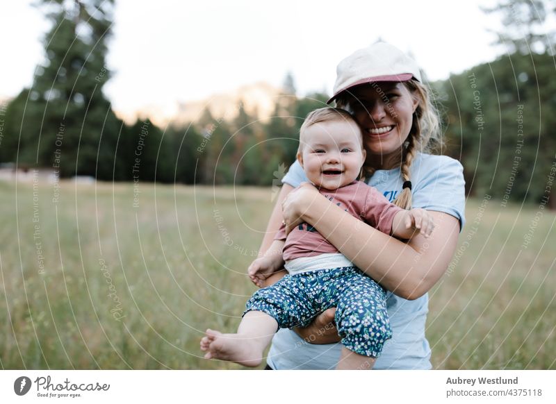 Mutter und kleine Tochter lächelnd auf einer Wiese 25-30 30-35 30-40 6 Monate amerika auf den boden Schatz Baby Vollbart Bonden Kalifornien Lager Wohnmobil