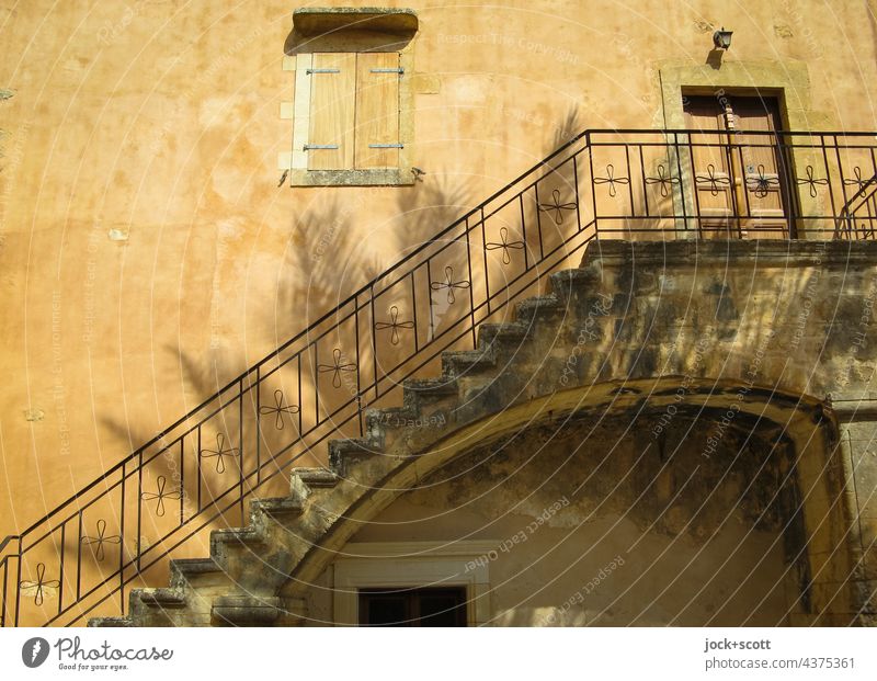 Silhouette einer Palme an einer Klostermauer Treppe Architektur Geländer Treppengeländer Schatten Fassade Fensterladen Tür verschlossen Sonnenlicht Romantik