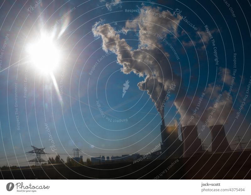 Kraftwerk im Gegenlicht mit viel Ausstoß von CO2-Emissionen Energiezentrum Energiewirtschaft Industrie Sonne Schornstein Umweltverschmutzung Luftverschmutzung