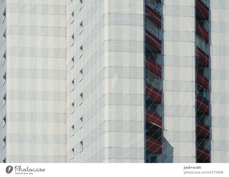 Ausschnitt vom Plattenbau Fassade Architektur grau Balkon Wohnhaus Wohnhochhaus DDR Symmetrie authentisch Stil Strukturen & Formen Neu-Hohenschönhausen Berlin