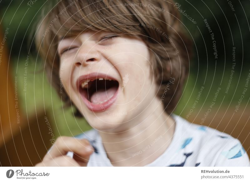 Kind lacht sich kaputt Junge natürlich Sommer Blödsinn Kindheit glücklich Glück Porträt Gesicht authentisch spass Außenaufnahme 7 Jahre Lebensfreude