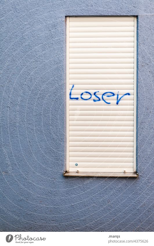 Loser Versager Schriftzeichen Beleidigung Außenseiter verächtlich Schimpfwort loser Fensterladen geschlossen trist blau weiß Wand Fassade Gefühle verletzend