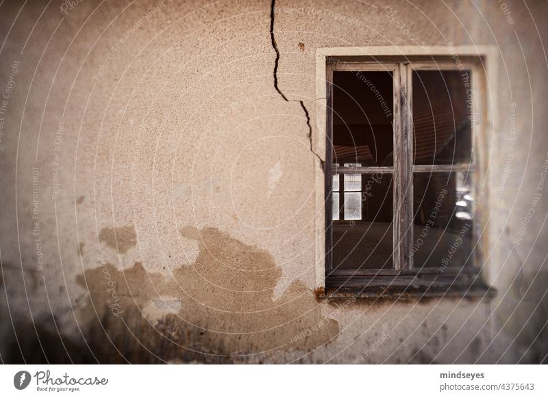 Fenster mit Riß altes haus fenster bröckelnde fassade verfallen Abbruchhaus Vergänglichkeit Ruine Vergangenheit Wandel & Veränderung Gebäude Architektur Haus