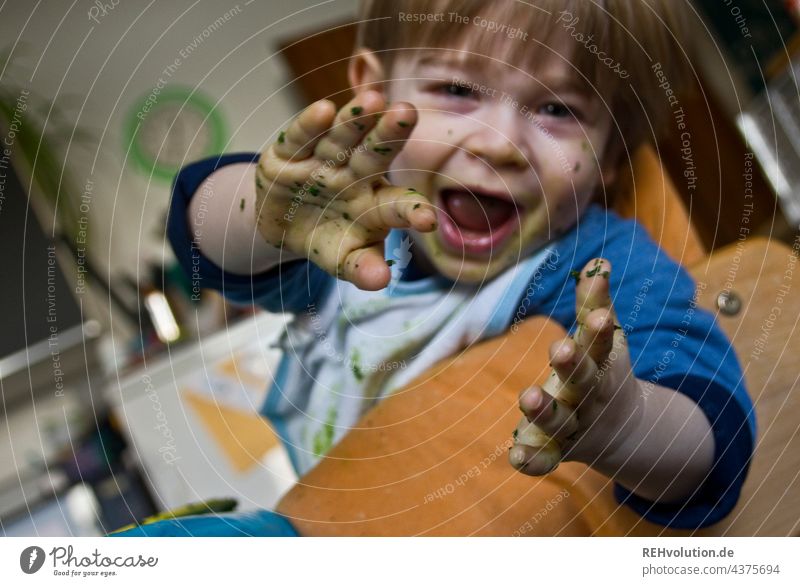 Kind hat Spinat an den Händen Blick in die Kamera Vorderansicht Oberkörper Porträt 1-3 Jahre Gesicht Junge Kleinkind Mensch Gesunde Ernährung Gesundheit