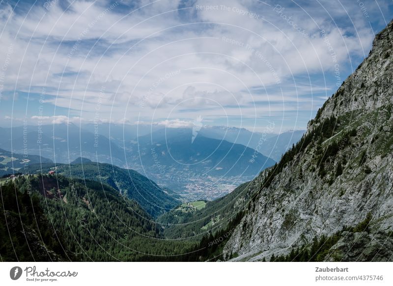 Blick vom Aufstieg auf den Ifinger über schroffe Felsen ins Tal in den Südtiroler Alpen Himmel Wolken Weitblick Gipfel Berge u. Gebirge Ferne wandern