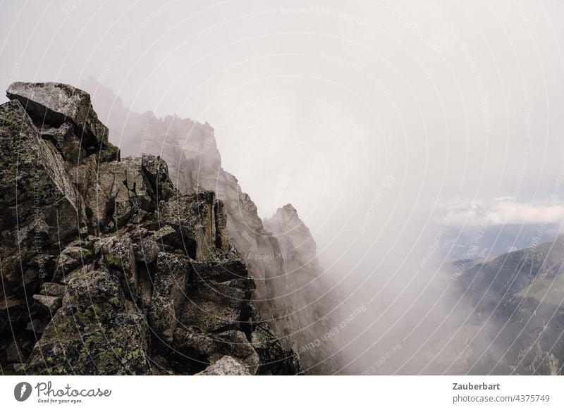 Felsen und Nebel in den Südtiroler Alpen Wolken Gipfel Berge u. Gebirge wandern schroff steil unwirtlich