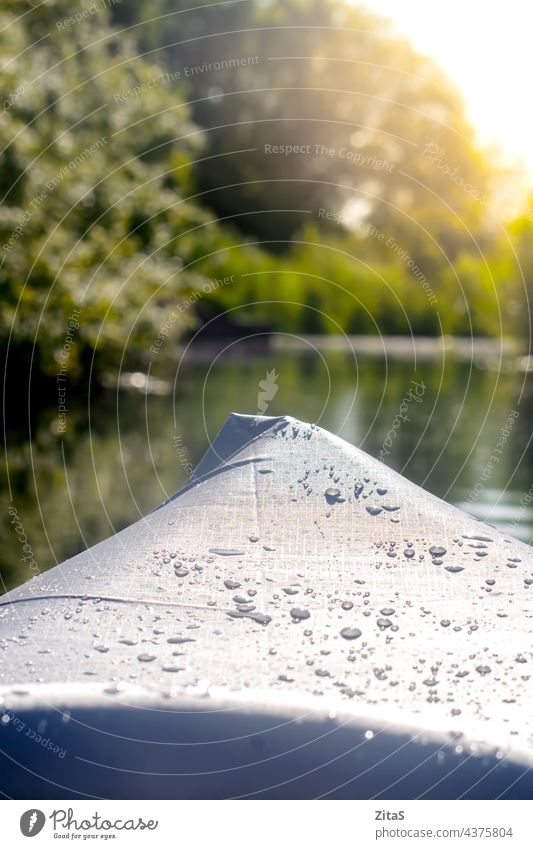 Vorderseite eines Kanus auf dem Fluss Sommer aufblasbar Natur im Freien Sport Wasser See Reise Landschaft sonnig Wassersport