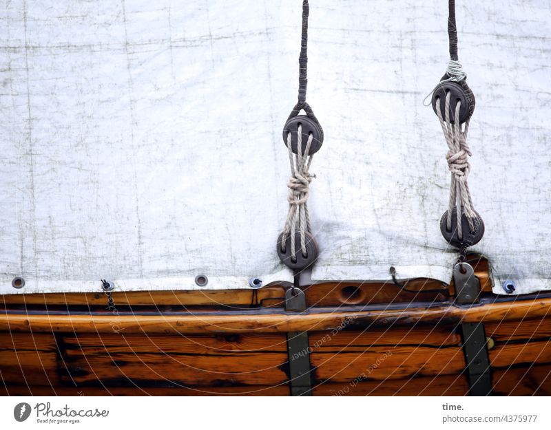 Zugseil, gespannt hanfseil bootswand hängen alt historisch detail oberfläche schiffswand vertäut plane verdeck schutz sicherheit öse