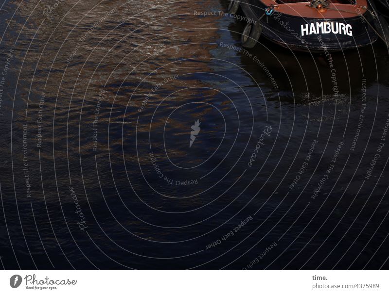 Hamburg dümpelt schiff boot hamburg buchstaben wasser elbe schrift gegenlicht spiegelung dunkel schiffsname reifen schiffsdeck gebogen grafik