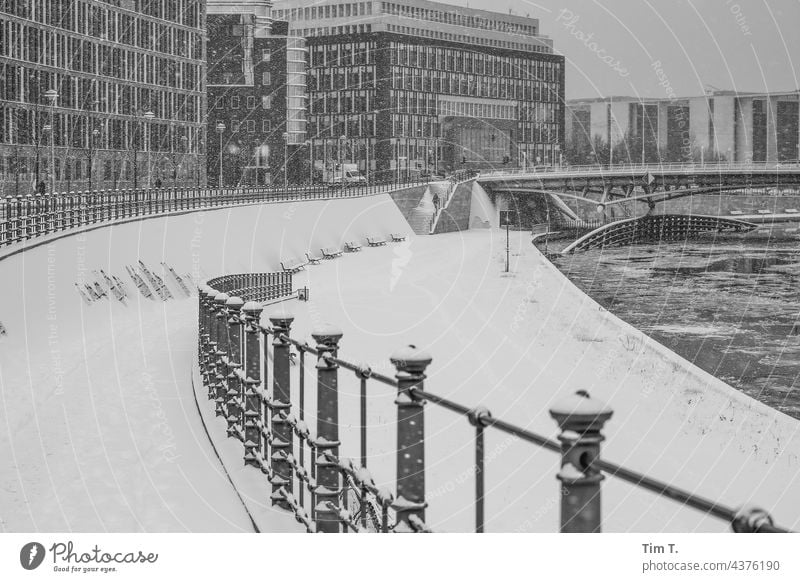 Schnee liegt im Regierungsviertel am Ufer der Spree Berlin Regierungssitz s/w Winter Architektur Hauptstadt Deutschland Spreebogen Menschenleer