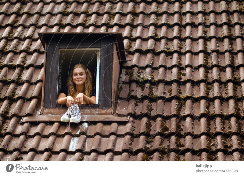 hausbesetzer:in Haus Dach Dachfenster Gaube Dachziegel Mädchen Frau Blick in die Kamera wohnen mieten Nachbarin Fenster Außenaufnahme Farbfoto Muster