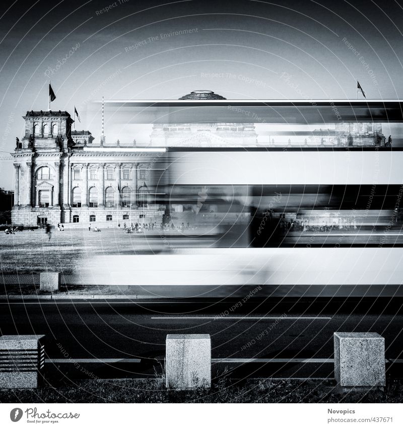 Berlin Reichstag buildung with double-decker bus Mensch Architektur Wiese Hauptstadt bevölkert Bauwerk Gebäude Fassade Sehenswürdigkeit Wahrzeichen Denkmal