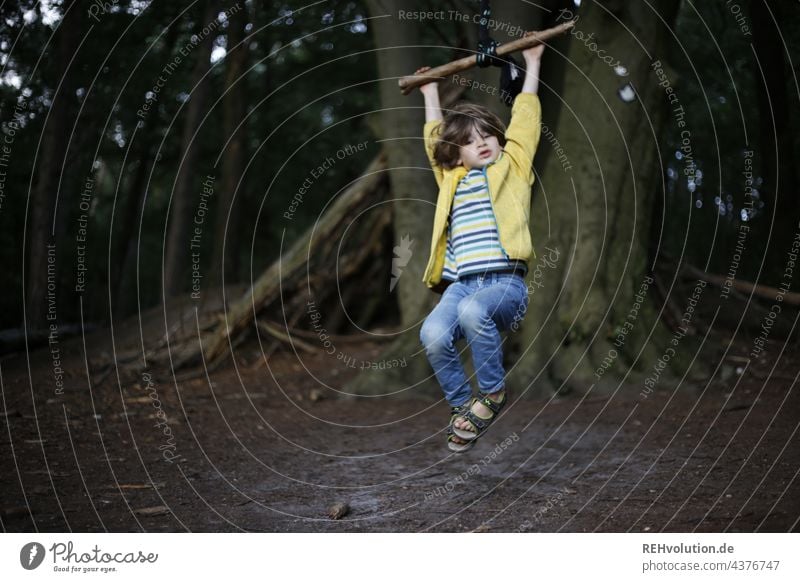 Kind schaukelt im Wald 3-8 Jahre Kindheitserinnerung Gefühle Fröhlichkeit schaukeln Kinderspiel Bewegung Junge natürlich Spaß Glück Freude Schaukel authentisch