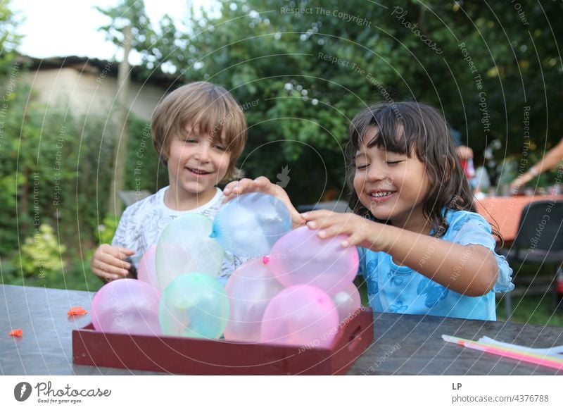 Kinder haben viel Spaß beim Spielen mit Luftballons Streben nach Glück Verfolgung - Konzept positive Emotion spielerisch Menschen mehrfarbige Luftballons