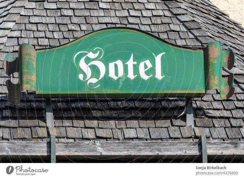 Schild Hotel- verwittert an einem Schindeldach - Konzept Urlaub, Tourismus, Urlaub in den Alpen Dach Ferien Berge Außenaufnahme Haus Farbfoto Menschenleer