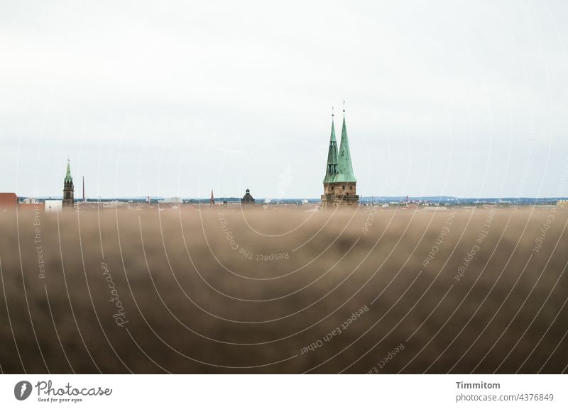Neulich in Nürnberg...Blick auf Spitzen Mauer Kirchturmspitze Gebäude Horizont Stadt Aussicht Vordergrund unscharf Himmel Architektur Menschenleer Bauwerk