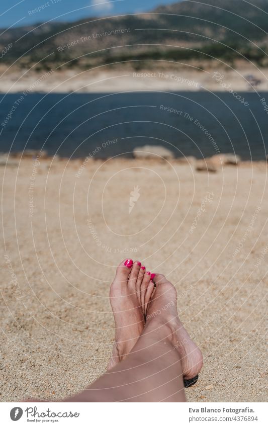unerkennbar Frau Füße liegen auf Sand während der Sommerzeit. Urlaub und Entspannung Konzept jung Wochenende Pediküre reisen Kaukasier Zehennagel