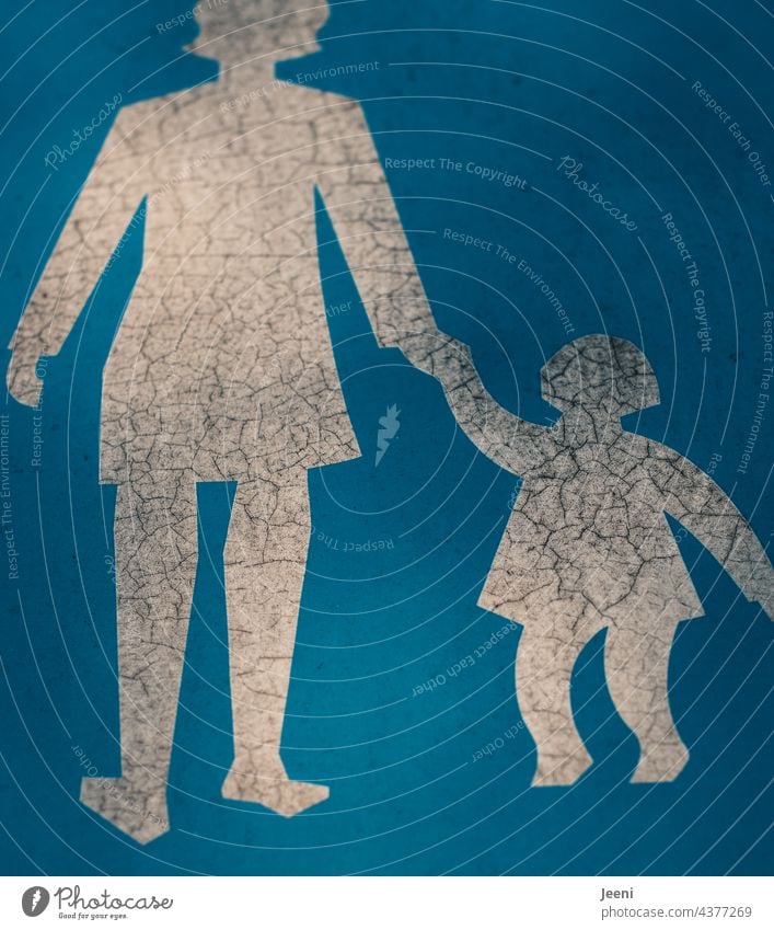 Mutter und Kind gehen spazieren Verkehrszeichen blau weiß Piktogramm Kinder Eltern Schutz Geborgenheit schützen festhalten Mutter mit Kind Leben Halt