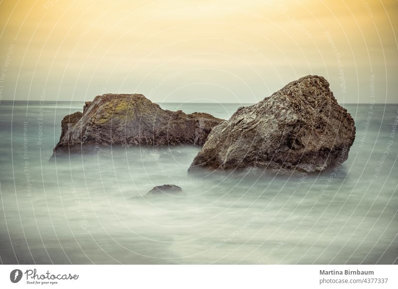 Verträumte Felsen im Pazifischen Ozean bei Big Sur, Kalifornien groß sur pfeiffer Landschaft reisen Langzeitbelichtung Strand Natur Urlaub MEER Tourismus Meer