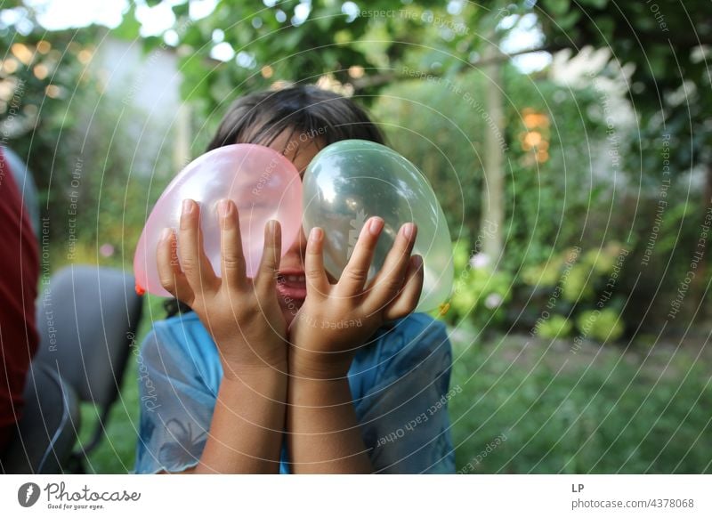 Kind hat viel Spaß beim Spielen mit Luftballons Streben nach Glück Verfolgung - Konzept positive Emotion spielerisch Menschen mehrfarbige Luftballons