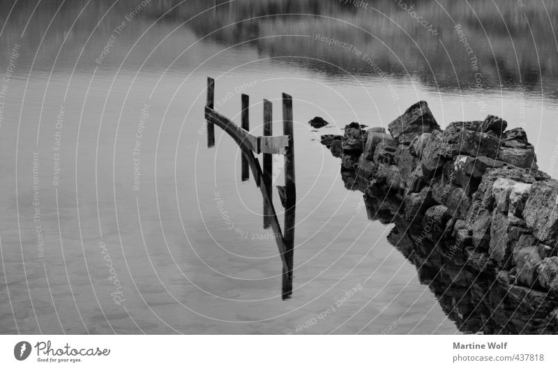 Spiegelung Natur See Stein Holz trist grau ruhig Ardvreck Zaun Mauer Wasseroberfläche Schwarzweißfoto Außenaufnahme abstrakt Textfreiraum links