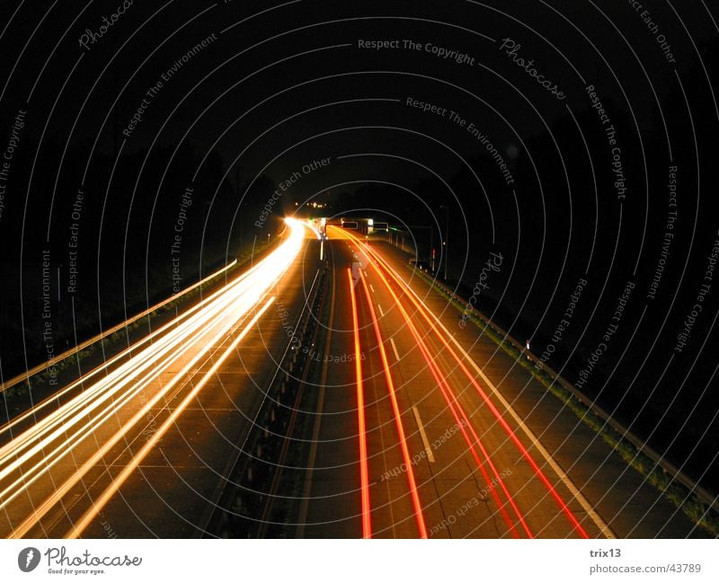 autobahn Autobahn Geschwindigkeit rot gelb weiß dunkel Nacht schwarz fahren links Vogelperspektive Langzeitbelichtung Unschärfe Licht Kurve Lichtstreifen