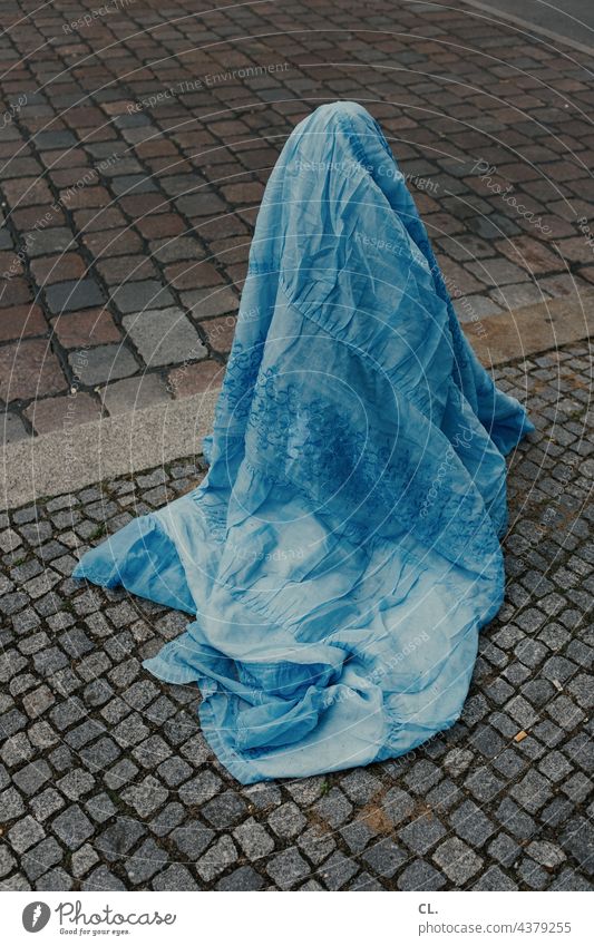 pollerburka Poller Decke Stoff Verhüllung Tuch kurios Straße Burka skurril Kopfsteinpflaster blau Fundstück