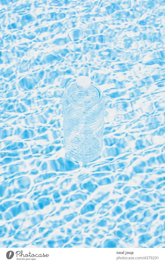 Transparente Plastikflasche schwebt in kristallklarem Wasser klares Wasser Reflexion & Spiegelung Licht hell transparenz transparent blau weiß Sommer Sonne