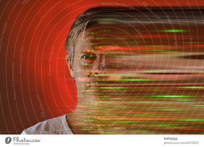 biometrie biometrische daten biometrische Erkennung biometrischer Reisepass Daten Datenschutz digitalisierung Gesicht Mann Mensch Blick in die Kamera Sicherheit