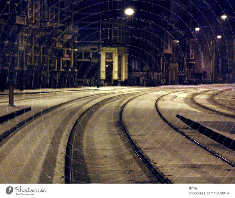 Kurvenlage Straßenbahnschienen nachts schnee häuser urban kunstlicht straßenlaterne straßenlampen fassaden schienenverkehr kurve