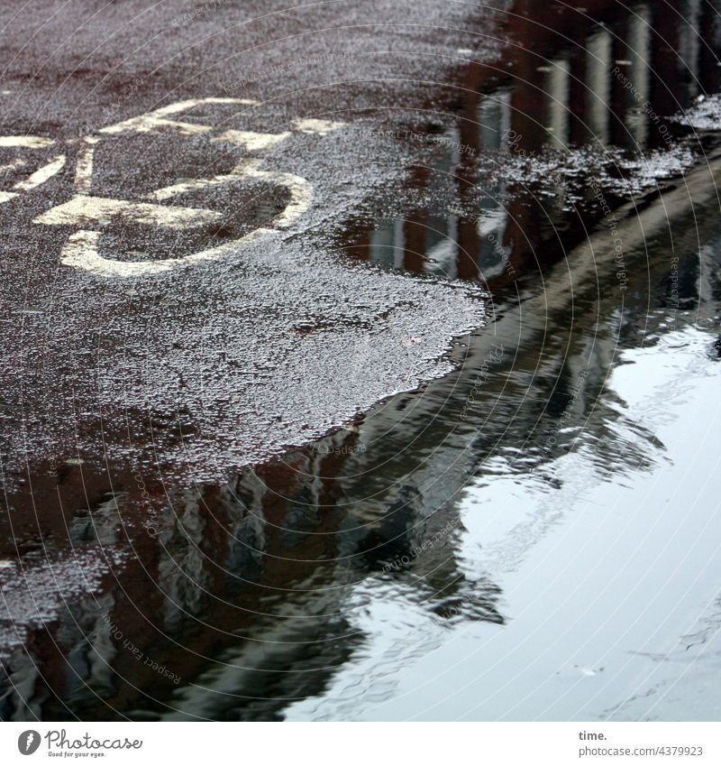Feuchtgebiet fahrradweg regen nass asphalt straße piktogramm zeichnung pfütze reflexion spiegelung düster urban überflutung hindernis wasser regenwasser