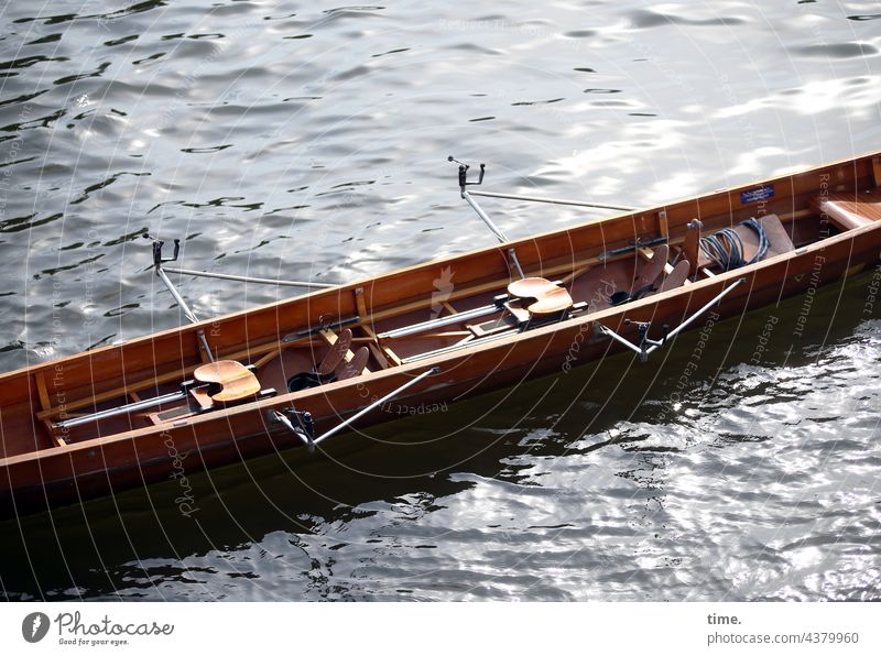 Pinkelpause boot wasser ruderboot fluss sonnig schatten leer sportboot holz wettkampftauglich gegenlicht strömung ausschnitt