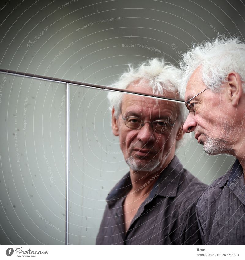 Selbstreflexion portrait blick spiegelung brille grauhaarig fassade metall männlich dreitagebart tageslicht hemd