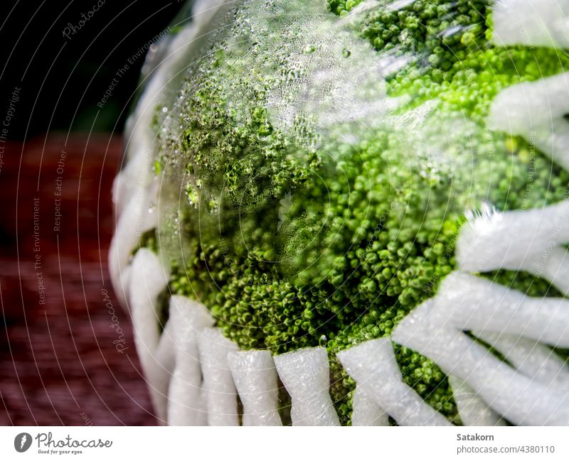 Plastikfolie zum Schutz von Brokkoli-Gemüse durch Plastikfolie umhüllen Kunststoff Lebensmittel Frische Natur Bestandteil Filmmaterial Verpackung Hintergrund