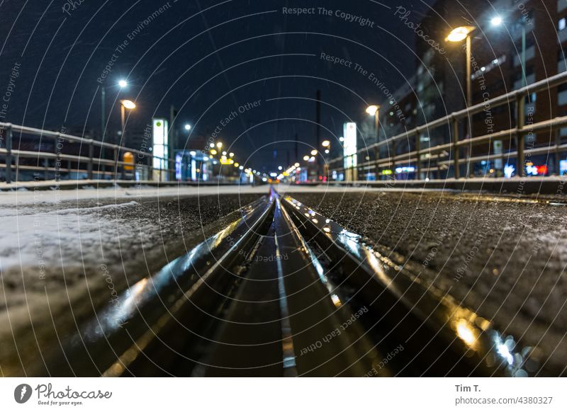 Gleise in der Danziger Straße nach dem Regen nass Prenzlauer Berg Haltestelle Farbfoto Berlin Stadt Außenaufnahme Menschenleer Altstadt Nacht Hauptstadt Winter