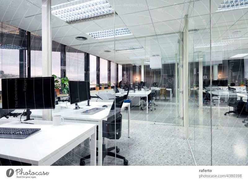 modernes Großraumbüro mit Computermonitoren auf weißen Schreibtischen niemand Büro Business Innenbereich Raum im Innenbereich Design Tisch leer Arbeit