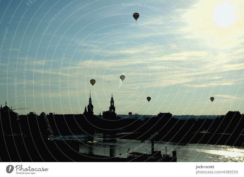 Ballonfahrt über Dresden Stadtzentrum Schönes Wetter Luftverkehr Kirche Ballone fliegen frei oben Romantik aufsteigen Leichtigkeit Mobilität Silhouette