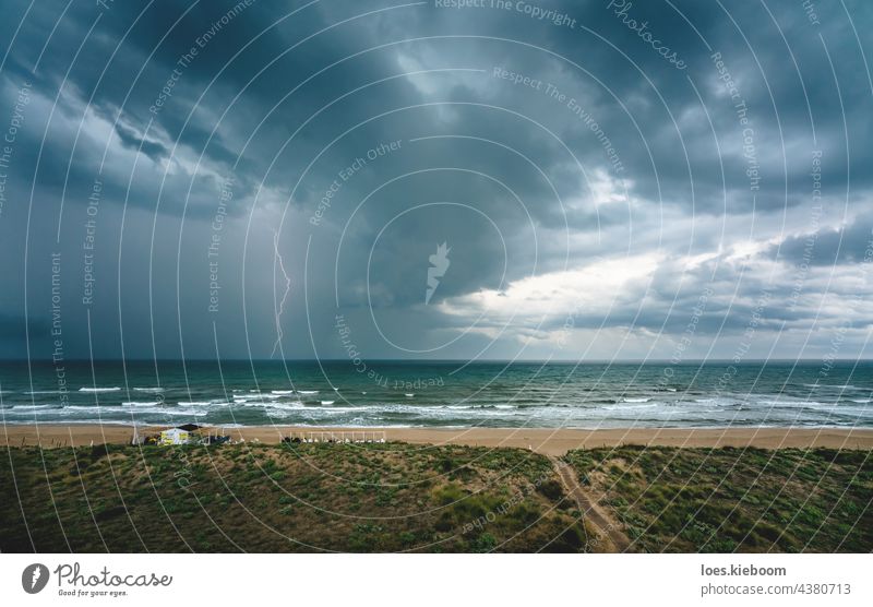 Blitz und Gewitter über dem Meer an der Mittelmeerküste in Daimus, Spanien Blitze Wetter Strand Blitzschlag MEER Wasser Sommer Natur Unwetter Himmel Landschaft
