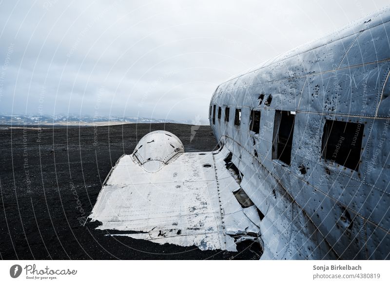 Flugzeugwrack auf dem Black Sand Beach bei Vik, Island Wrack DC-3 alt Luftverkehr Zerstörung Fluggerät Menschenleer Verlassen Wolken Ferien & Urlaub & Reisen