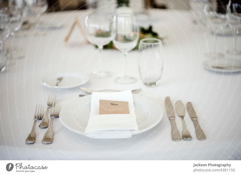 Gedeckter Tisch in einem schicken Restaurant Einstellung Teller Glas Hochzeit heiraten Sauberkeit formal Speisekarte Utensil Essgeschirr stylisch glänzend