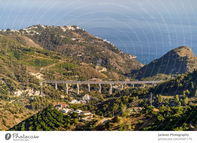 Schöne Landschaft an der andalusischen Küste in La Herradura, Spanien Andalusia Berge u. Gebirge Hügel Autobahn Obstgarten Sommer grün wohnbedingt Architektur