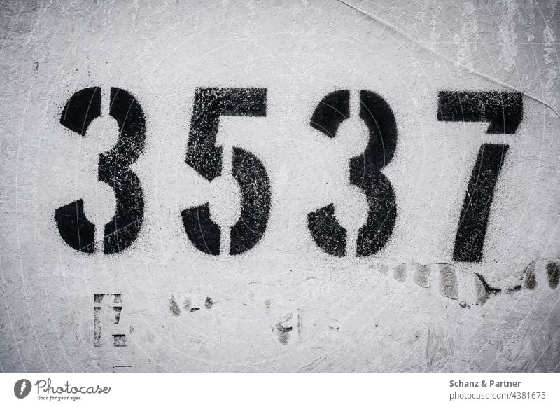 vierstellige Zahl auf einer Wand Zahlen Zahlencode Nummer numerisch numerieren numerierung 3 5 7 Code Ziffern & Zahlen Schilder & Markierungen Zeichen