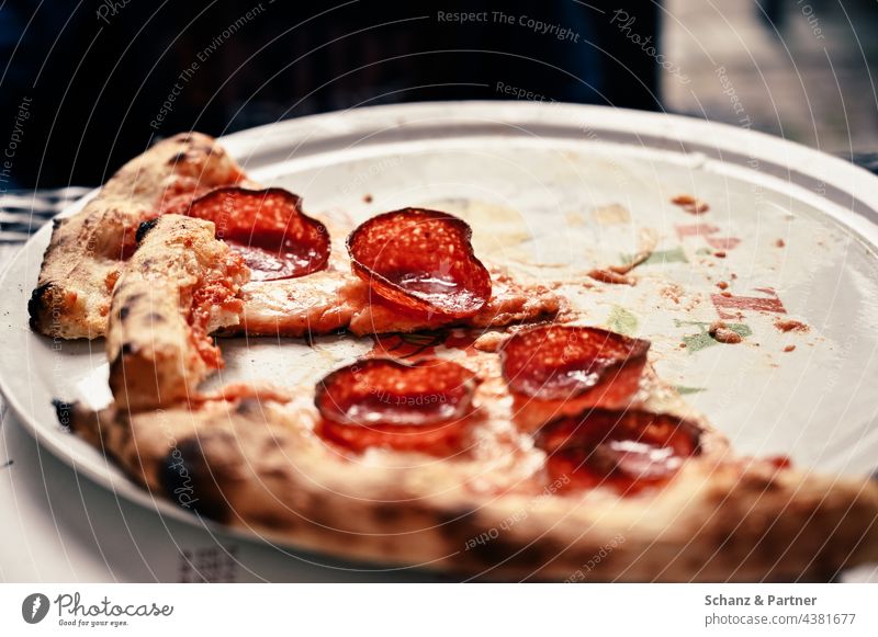 Pizzareste Salami Pizzateller Restaurant Italiener Käse Fastfood Abendessen Italienisch Lebensmittel knusprig aufessen gegessen lecker selbstgemacht Teller