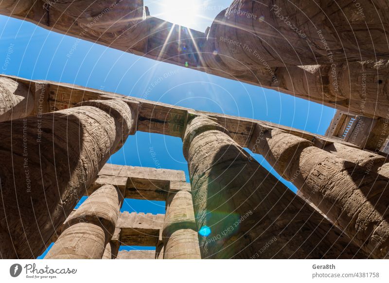 antike säulen in einem karnak-tempel in luxor Luxor Antiquität Architektur blau Gebäude Kairo Zivilisation Spalten Kultur Tag Ägypten ägyptische Kultur Ausflug