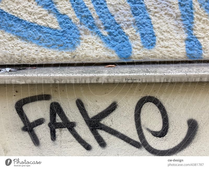 Alles FAKE - gezeichnet & gemalt Farbfoto Graffiti Wand Zeichen Außenaufnahme Jugendkultur links Gesellschaft (Soziologie) Menschenleer Buchstaben Subkultur