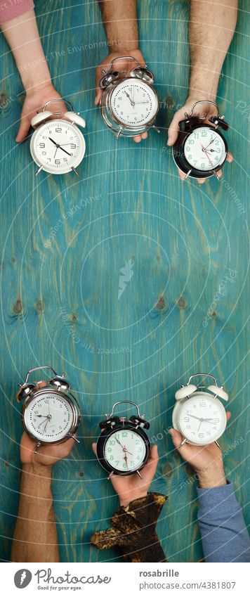 unterschiedlich ticken | Teekesselchen Uhr Uhren Wecker Menschen Hände verschieden verschieden sein symbolisch bildlich bildhaft Uhrzeit Zeit Zeiten halten