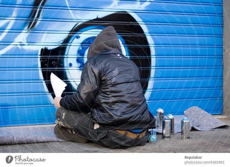 Künstler malen ein Graffito Alternativ dazu Kunst blau B-Boy-Band Aerosol Spritzschutzhaube Großstadt Farbe Kultur Malerei jung Jugend Graffiti Hiphop