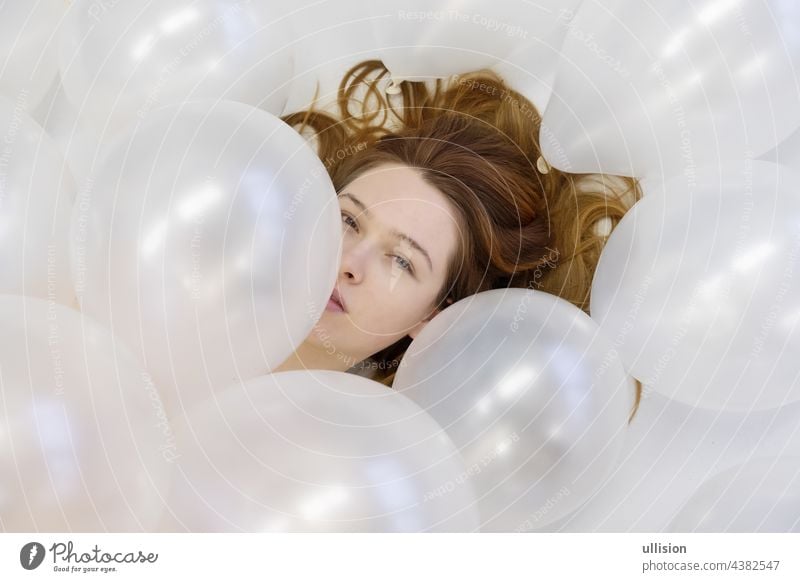 Blick von oben schöne junge Frau Gesicht zwischen weißen schillernden Ballons, Schönheit Mode-Konzept. irisierend Ansicht Rotschopf romantisch hochzeitlich