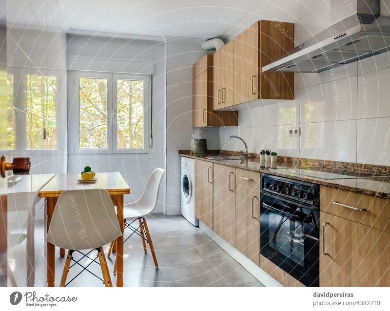 Kücheneinrichtung mit Möbeln und Geräten Innenarchitektur deco Inneneinrichtung modern Design Kostengünstige Dekoration dekoriert heimwärts Innenbereich Tisch