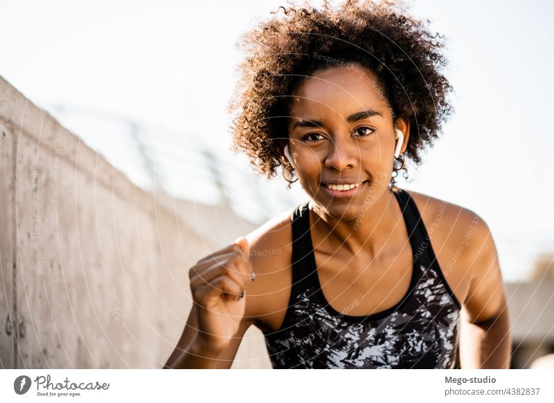 Afro-Athletin Frau läuft im Freien. Sport Übung Training Läufer Hintergrund Menschen Pflege Freizeit Körper Porträt Aktion Bewegung Herz trainiert. Motivation